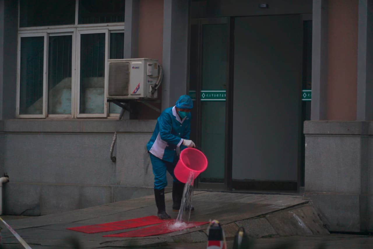 <b>Los primeros casos en Wuhan (mediados de diciembre de 2019).</b> Los primeros enfermos de neumonía en esa ciudad se reportaron entre el 12 y el 29 de diciembre y China informó su preocupación la OMS el 31 de ese mes. La fotografía muestra al personal del Centro de Tratamiento Médico de Wuhan, donde se trataban algunos infectados con el nuevo virus, el 22 de enero de 2020. En ese momento el número de casos eran alrededor de 400, según el gobierno.