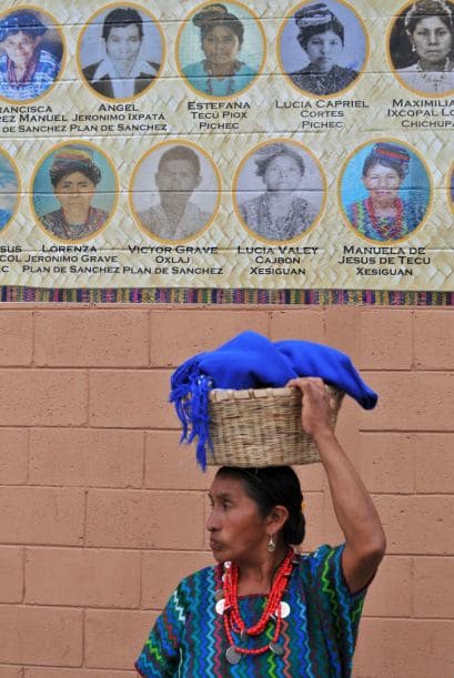 El mural muestra más de dos mil fotos de víctimas del Ejército entre 1982 y 1983, durante el gobierno del general Efraín Ríos Montt.