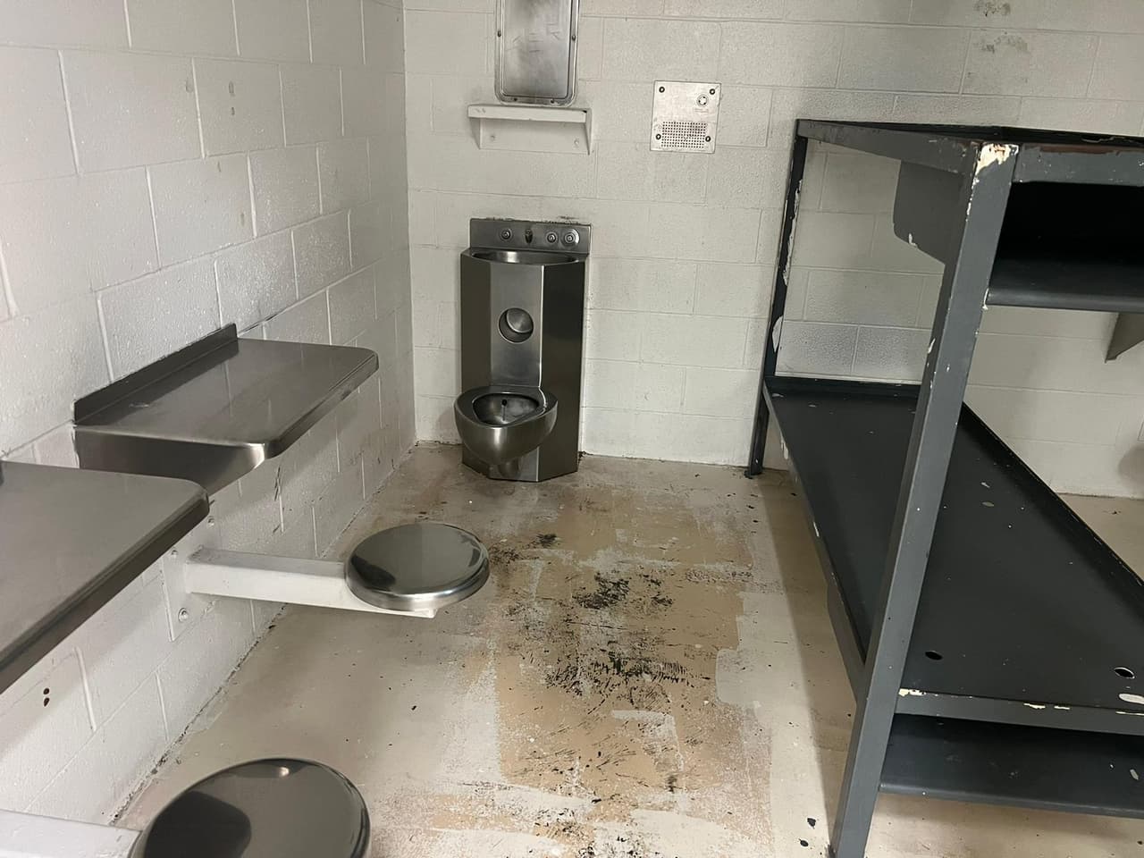 En la misma celda hay un inodoro, un pequeño espejo y un lavamanos que deberán compartir entre varios reos.