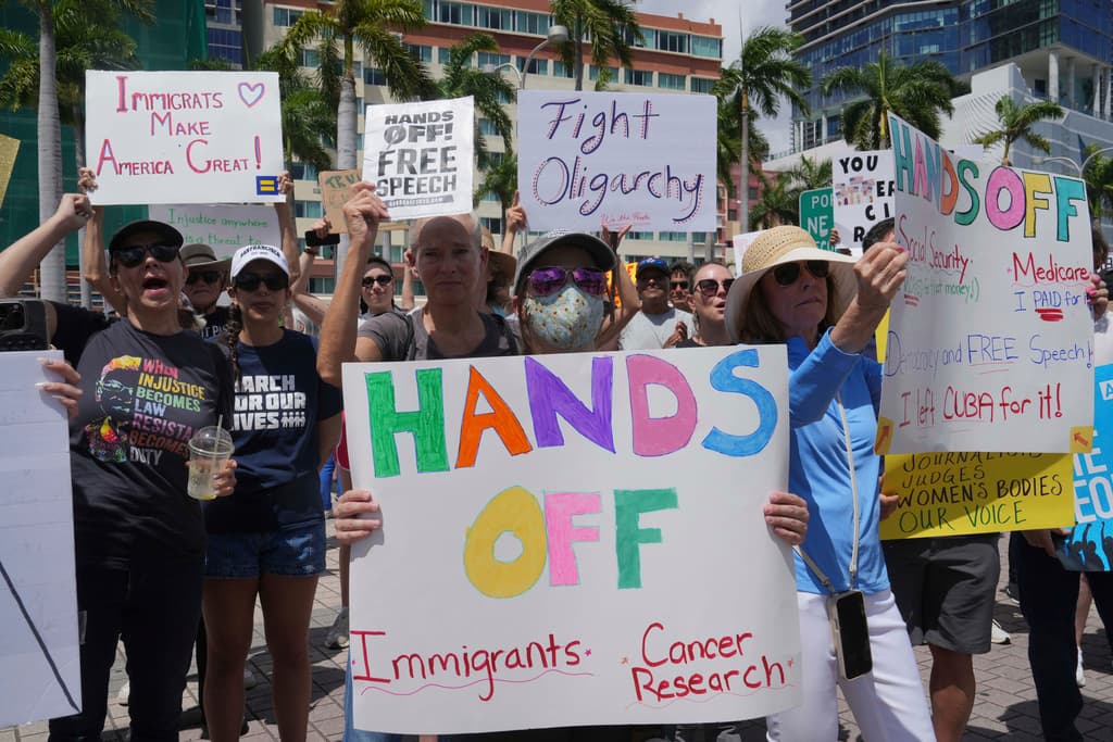 <b>Presencia simbólica cerca de Trump</b>: En Florida, los manifestantes protestaron a poca distancia de donde Trump jugaba golf, subrayando la desconexión entre sus actividades y las preocupaciones ciudadanas. (Washington DC)