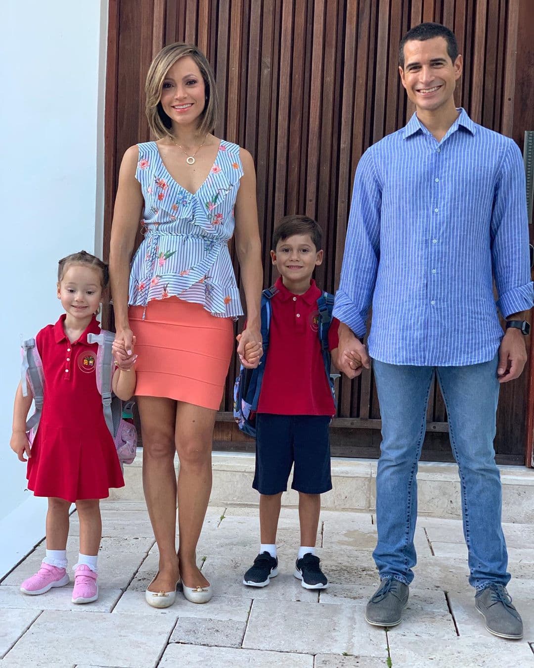 Por segundo año consecutivo los pequeños Butler Pretto llegan acompañados de su mamá y su tío Rolando Pretto al colegio.