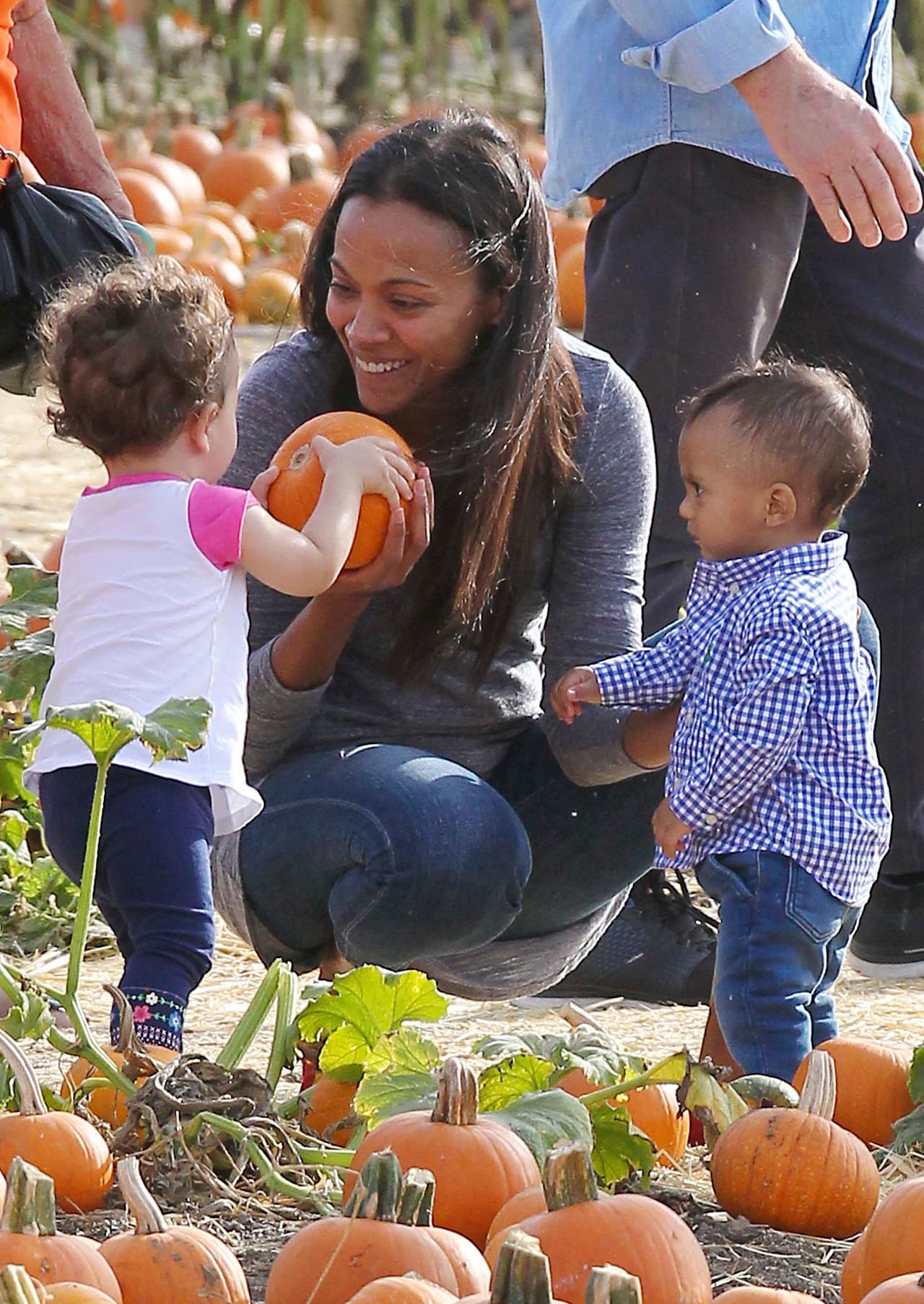 Una pequeña le pidió que le ayudará con su calabaza y ella felizmente lo hizo.