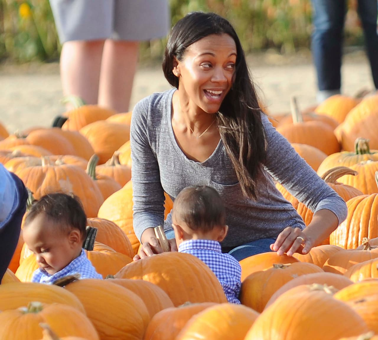 La actriz Zoe Saldaña disfrutó de un día en familia en un parque lleno de calabazas acompañado de su esposo Marco Perego y sus dos gemelos.