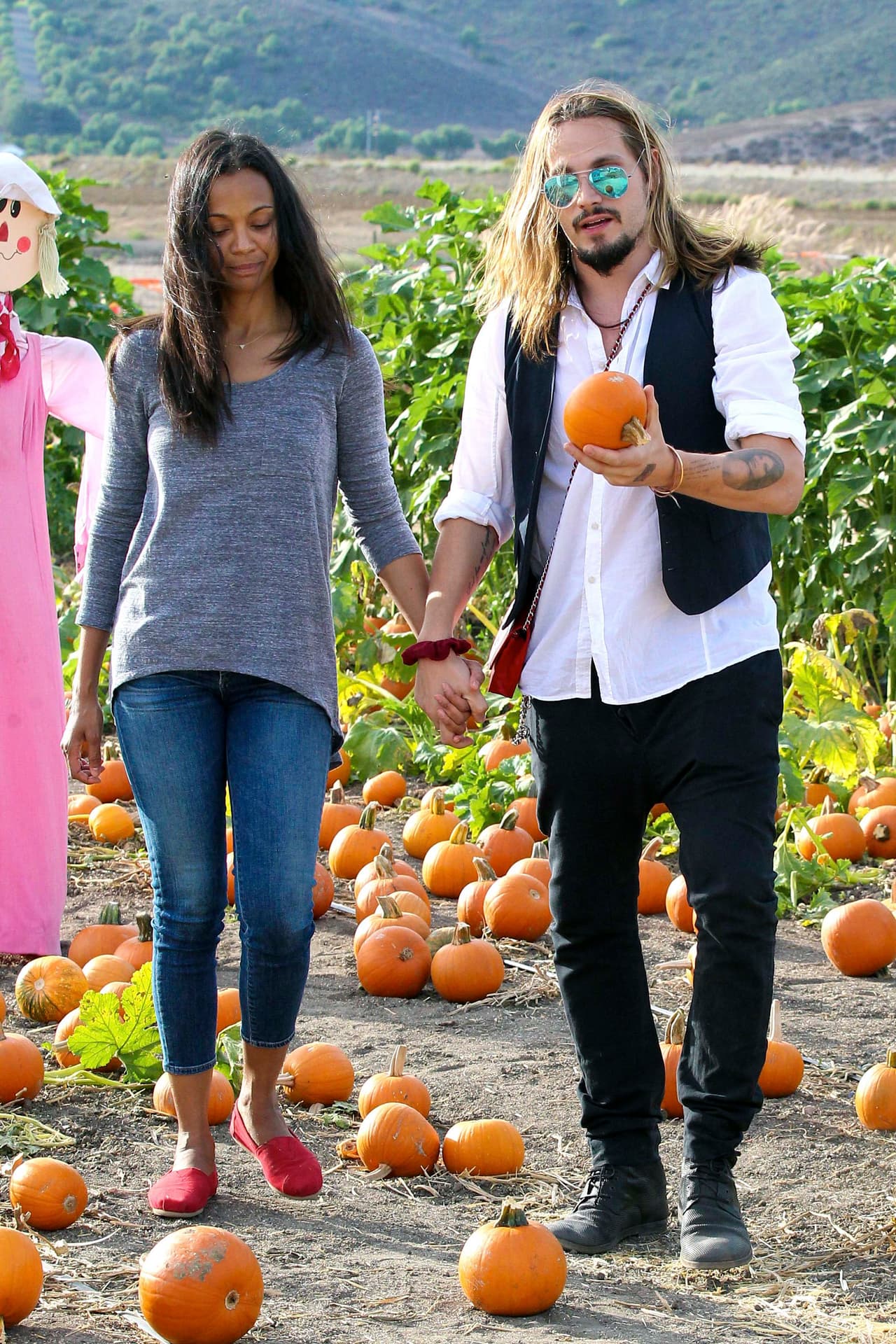Cuando los gemelos se cansaron y durmieron un rato, la pareja caminó por el lugar tomada de la mano mientras escogían sus calabazas.