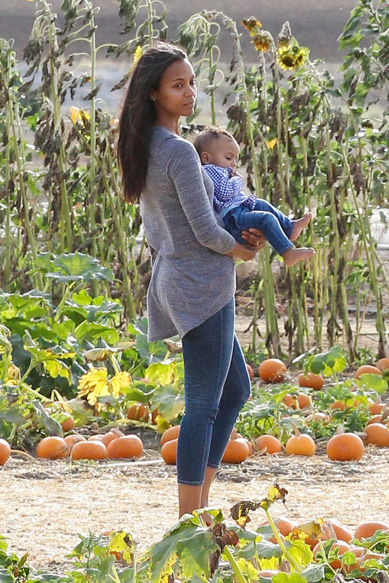 Zoe cargo a uno de sus hijos, mientras que su esposo se hizo cargo de el otro gemelo.