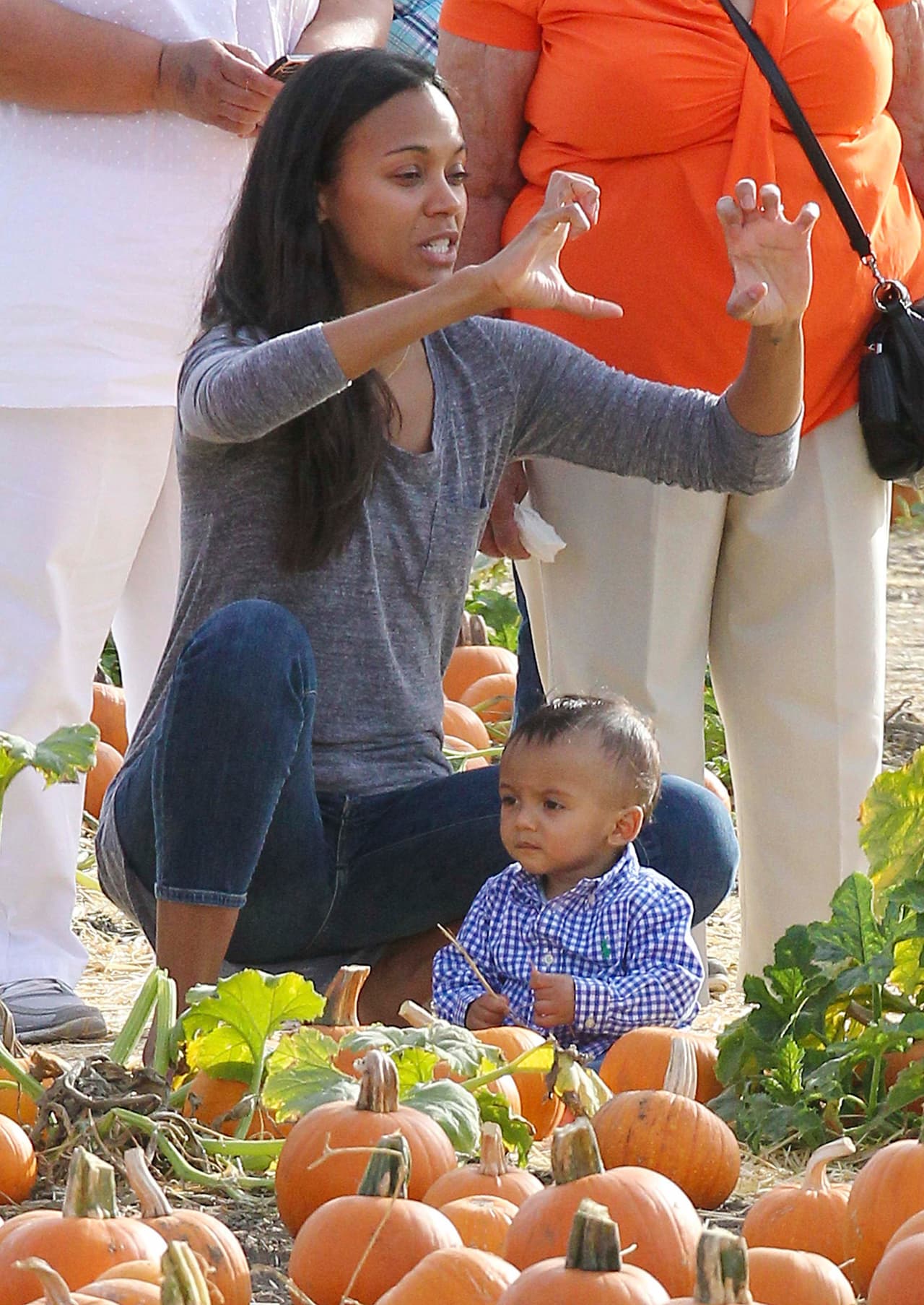 El artista italiano Marco Perego, les tomaba fotos a todos, pero la actriz le decía como hacerlo.