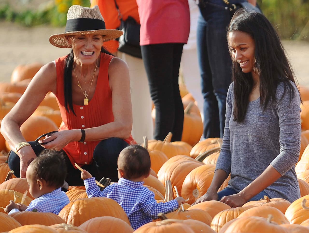 Además de su esposo y los pequeños, otros miembros de la familia los acompañaron para que todos juntos escogieran las calabazas perfectas para la noche de brujas.