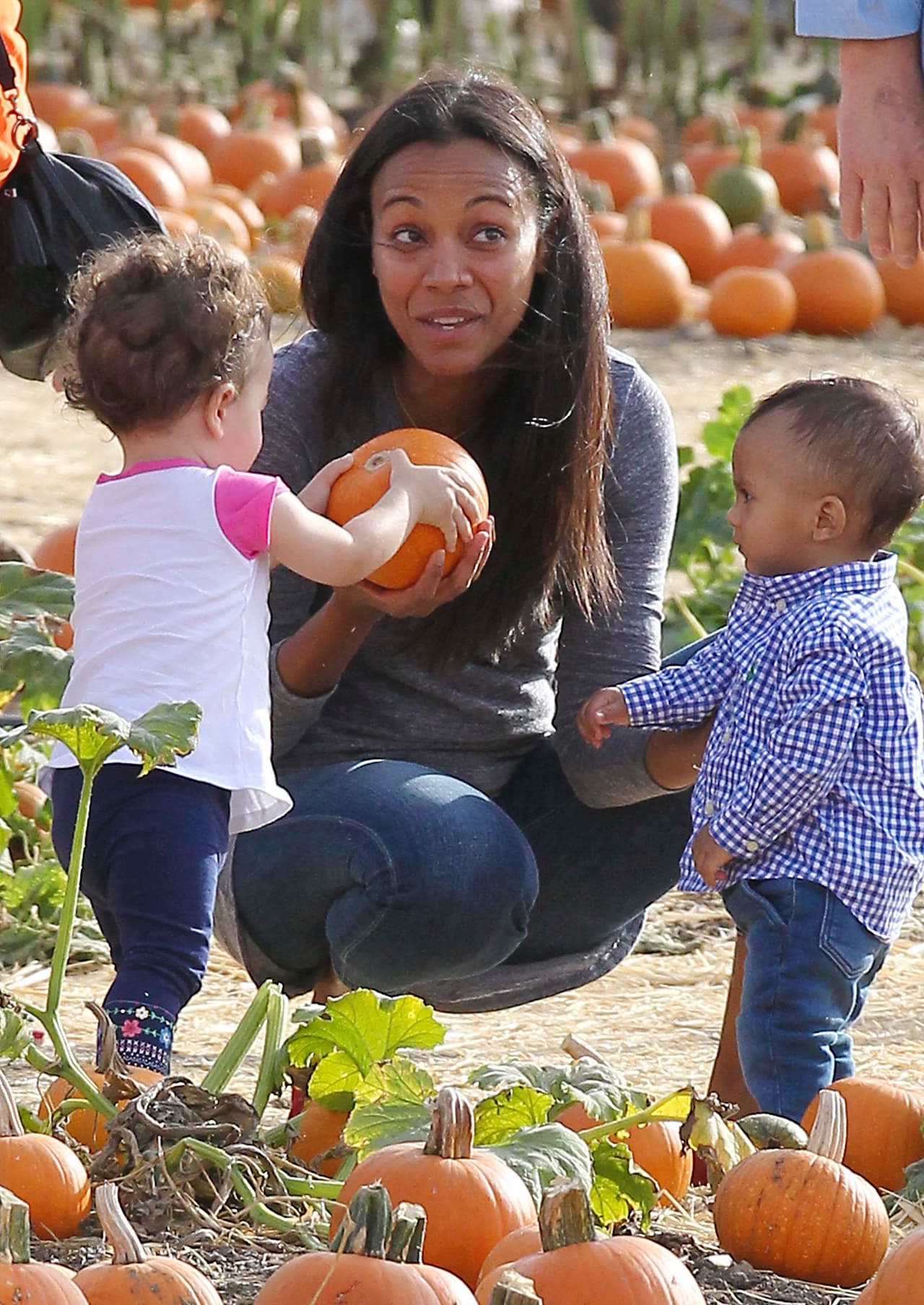 Saldaña convivió con los hijos de otros miembros de su familia y hasta les ayudaba a escoger sus calabazas.