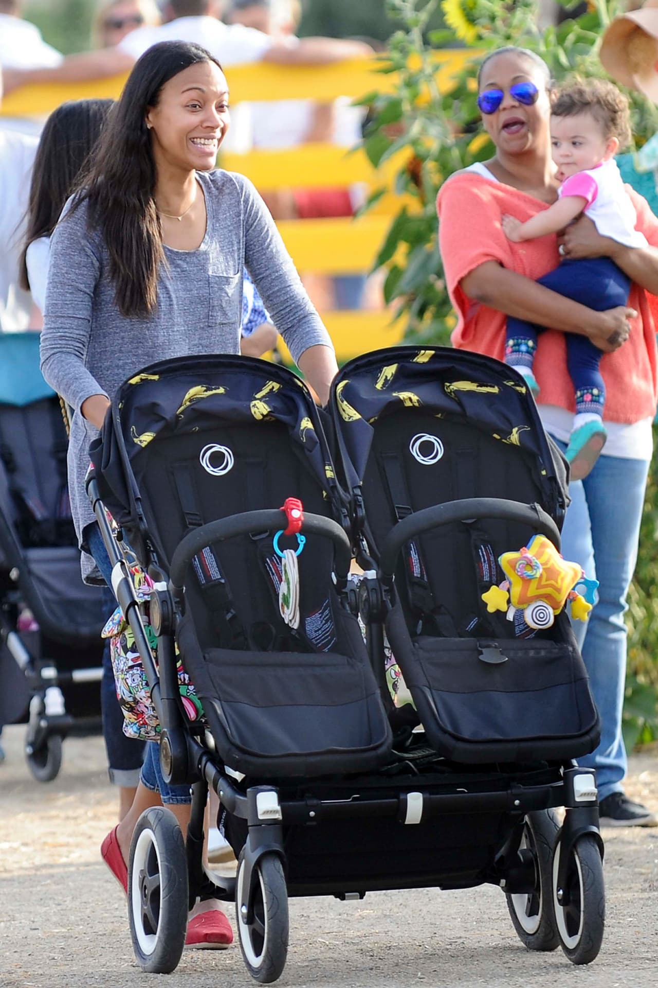 Los pequeños se fueron un rato con su papi mientras Saldaña daba un paseo por 'Moorpark'.