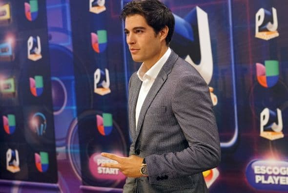Como siempre, el talento de Univision llegó en grande a la alfombra de Premios Juventud. El azul, los colores vivos y la moda veraniega predominó.