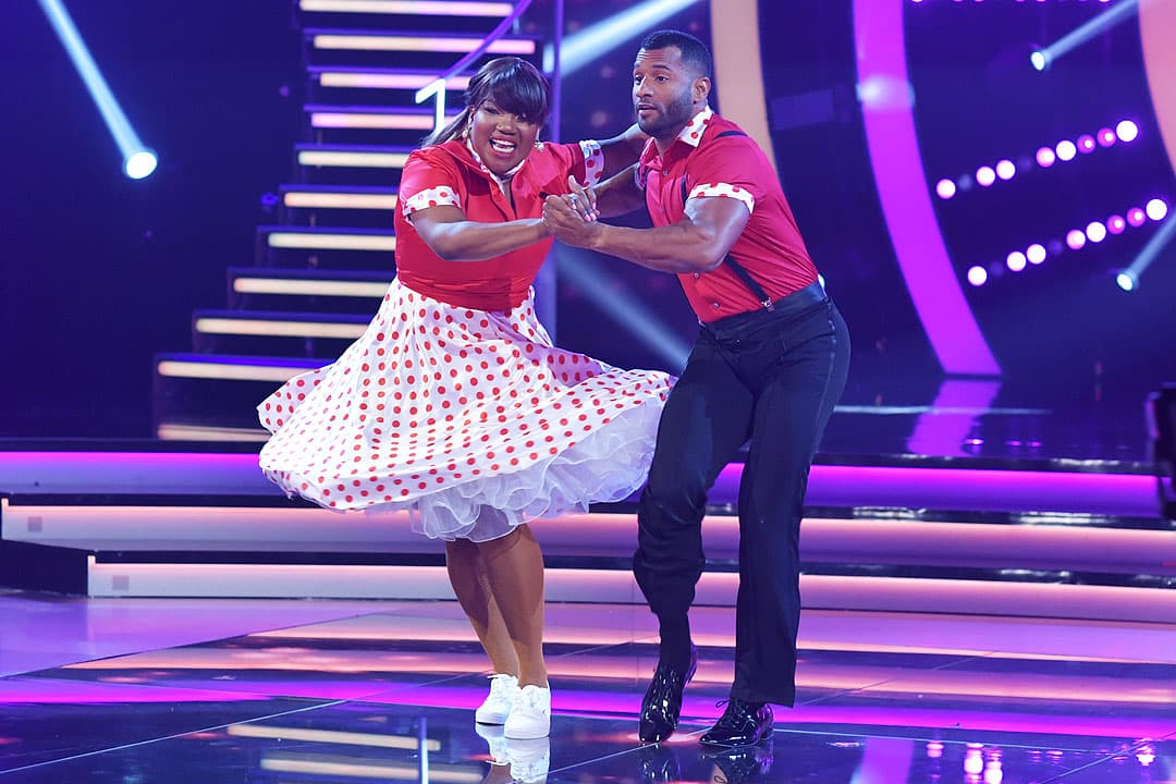 El atuendo que utilizó ChikyBombom le permitió una libre movilidad para realizar la coreografía adecuadamente.