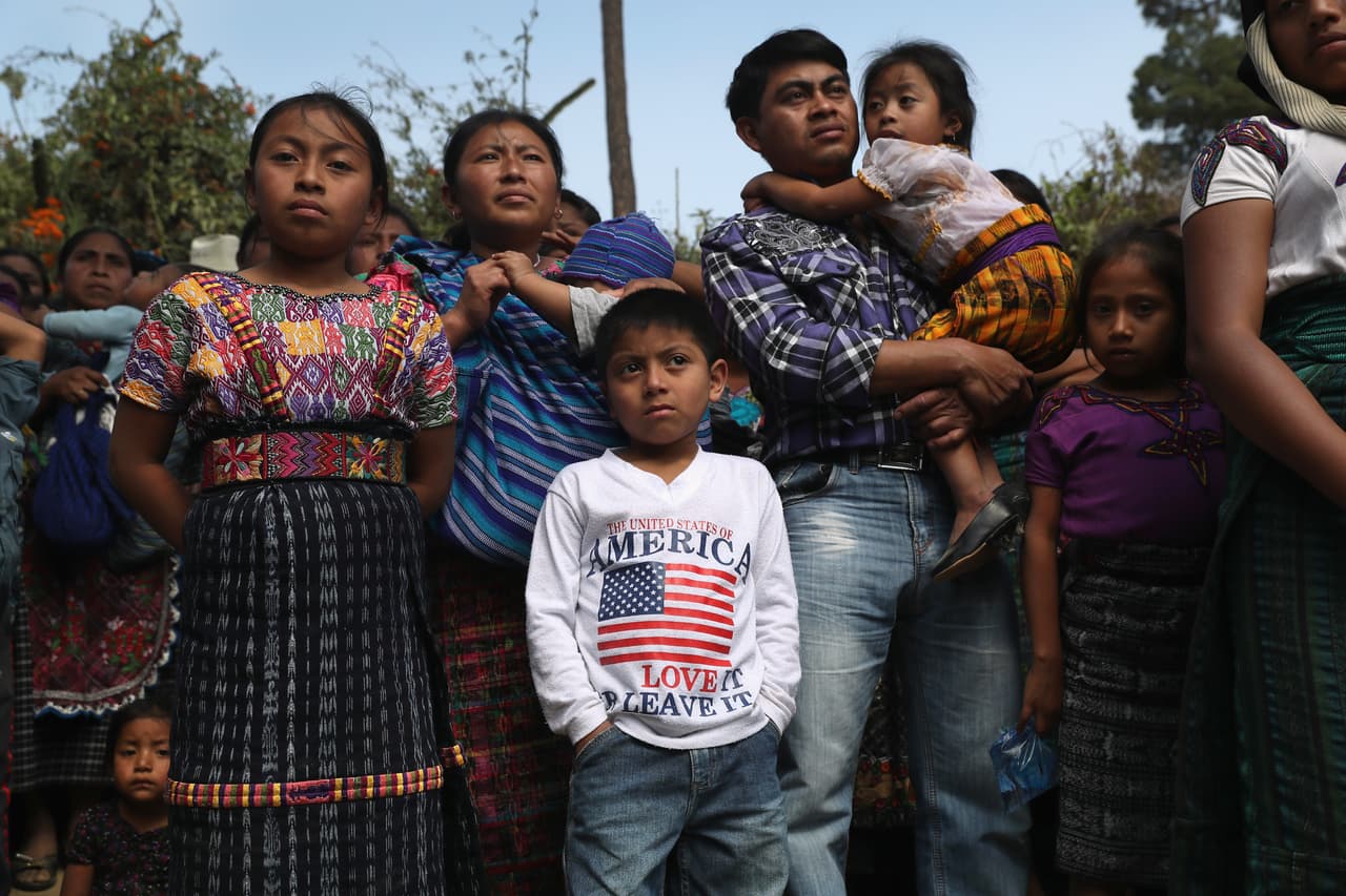 Familias indígenas de San Juan Sacatépequez, Guatemala que salieron a caminar en protesta por el secuestro de dos niños pequeños de la comunidad. 
<br>