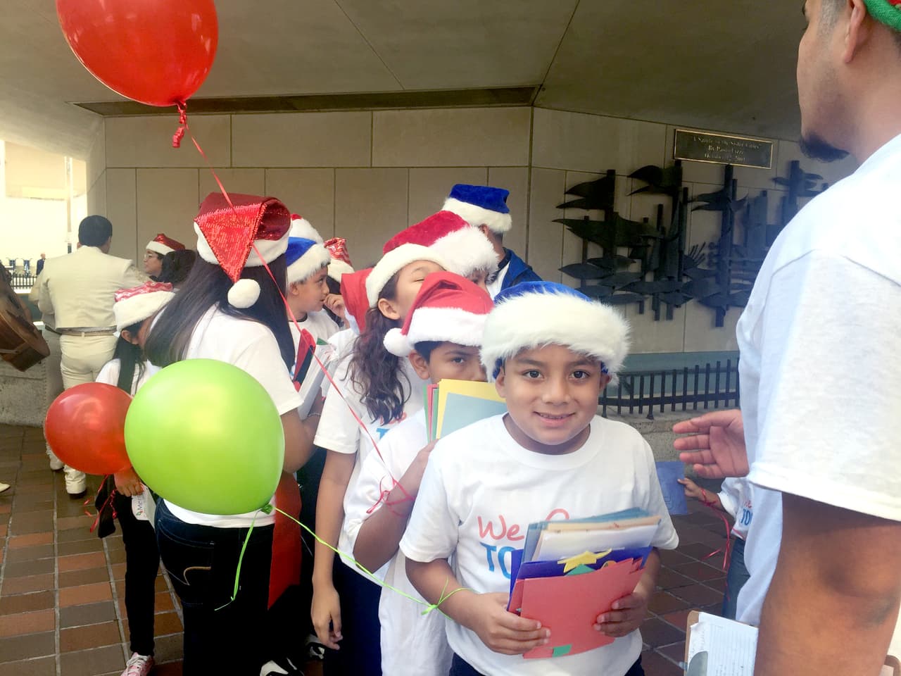 Brian, un niño de 5 años nacido en Homestead (Florida), fue uno de los encargados de llevar las cartas con los deseos al alcalde de Miami Dade.