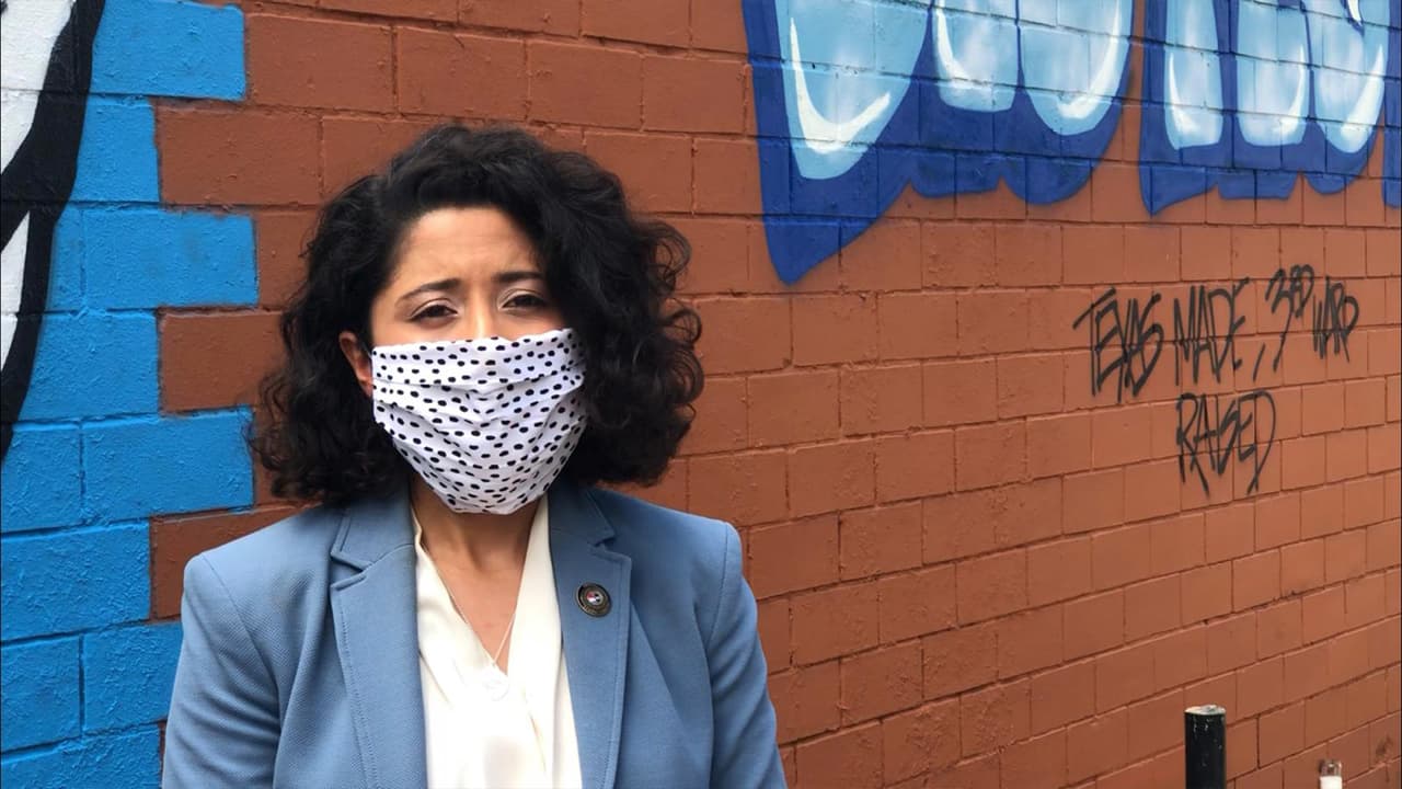 La jueza del condado de Harris (Houston), Lina Hidalgo, afirmó en su cuenta de Twitter que el nombramiento de Harris era un paso significativo para las mujeres y las minorías. 
<br>
<br>"Felicidades a Kamala Harris por su nominación a la vicepresidencia. Es un momento de orgullo para las mujeres de color y para todos los estadounidenses", 
<a href="https://twitter.com/LinaHidalgoTX/status/1293313554628653058?s=20" target="_blank">afirmó</a>.