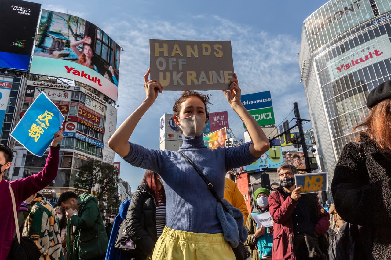 En Tokio, Japón, una mujer sostiene una pancarta durante
<b>una protesta frente a la estación de Shibuya.</b> El primer ministro japonés, Fumio Kishida, condenó el ataque de Rusia a Ucrania y afirmó que socava los cimientos del orden internacional.