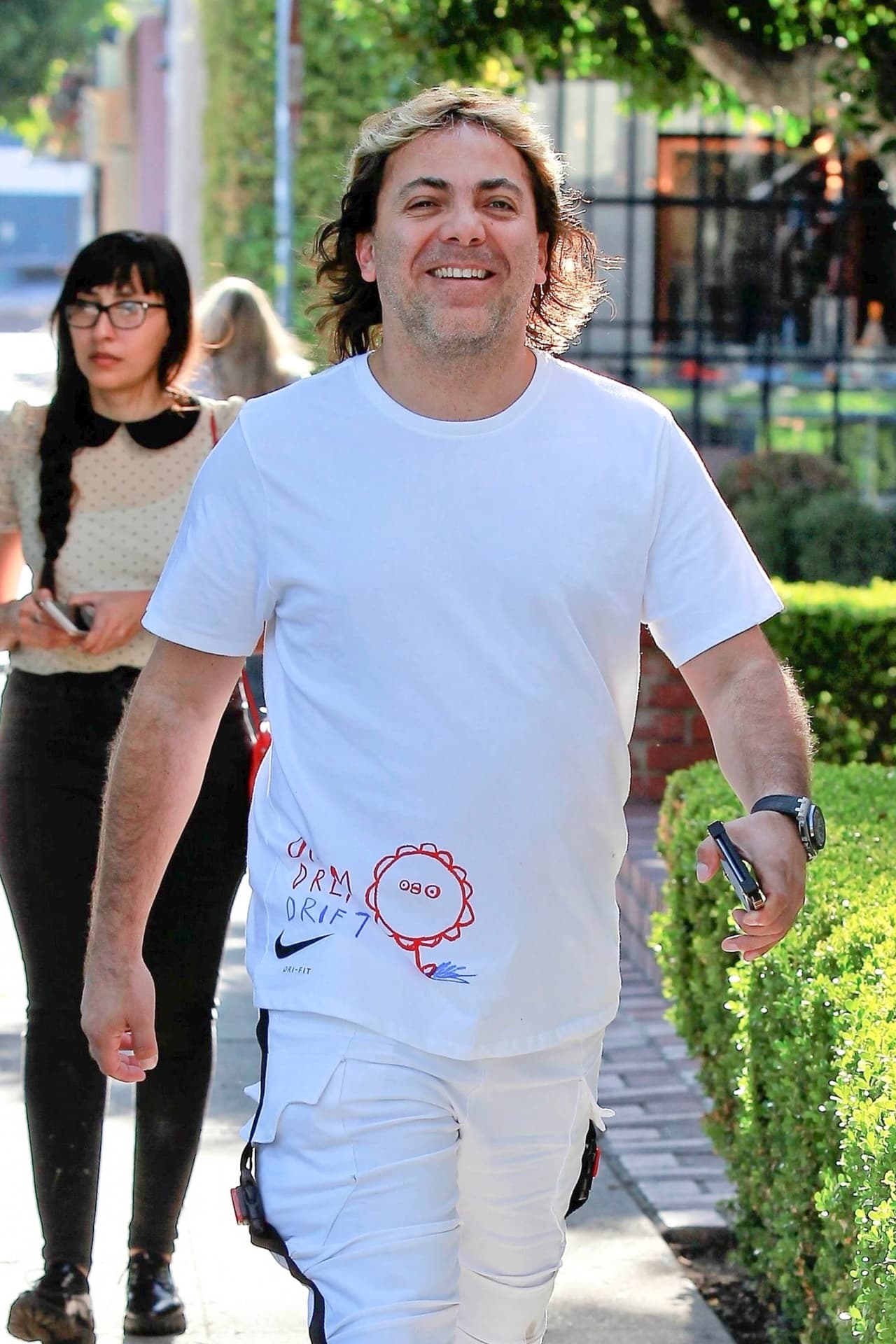 Vestido de blanco y usando unas sandalias informales, el hijo mayor de Verónica Castro no dudó en sonreír a la cámara cuando se percató de la presencia del paparazzo.