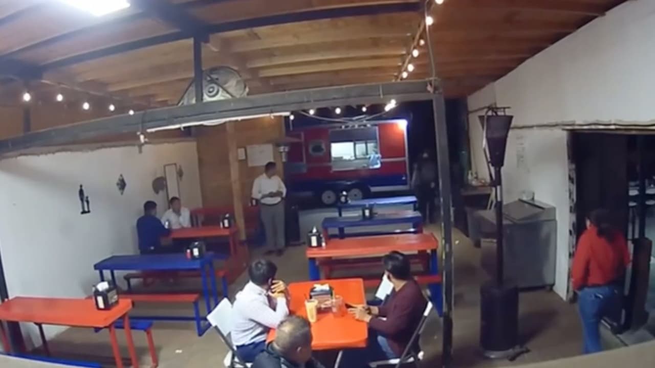 El momento en que dos encapuchados armados asaltan una taquería: intimidaron a clientes y empleados