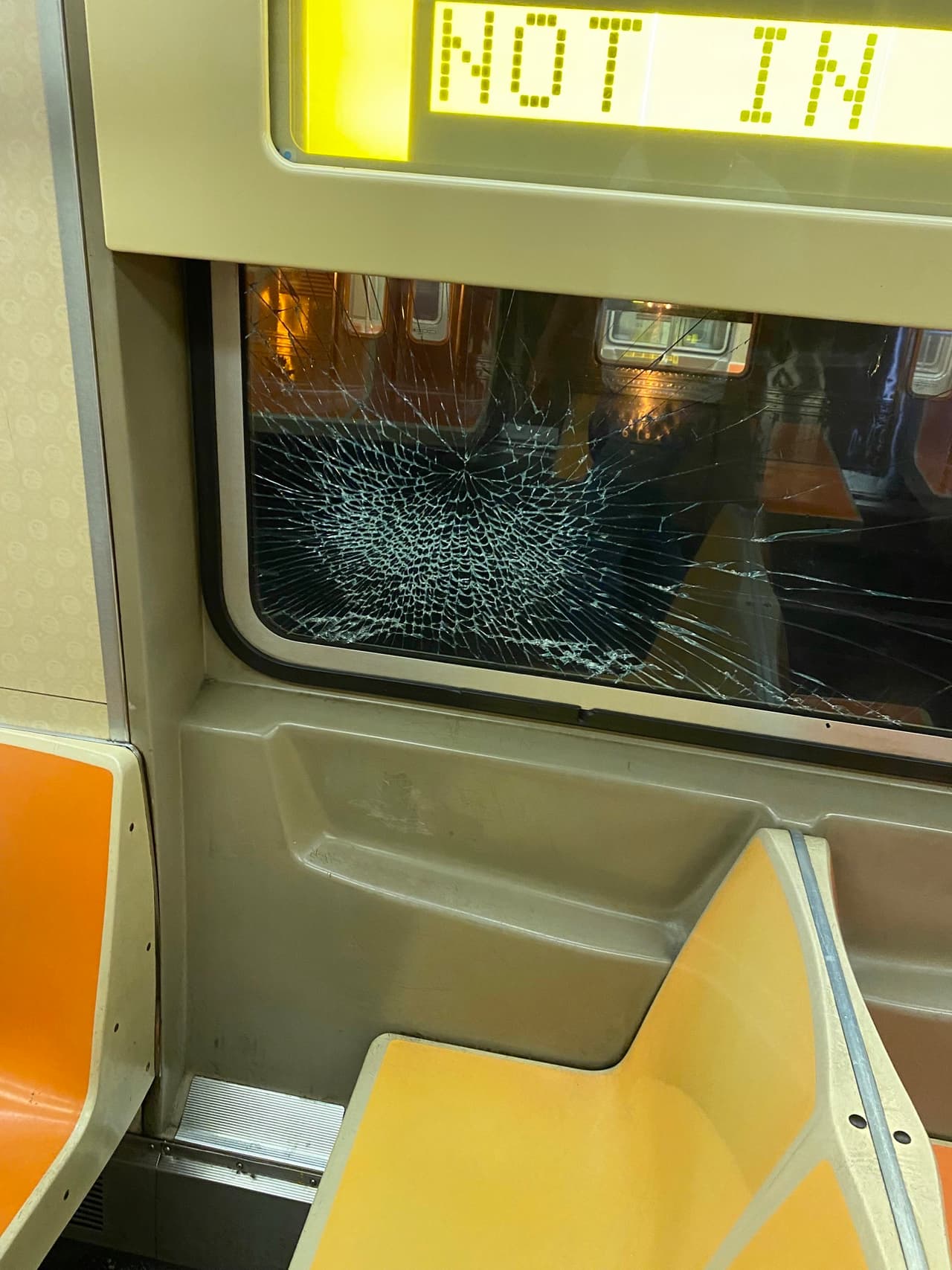 Commuters afectados: Pasajeros enfrentan retrasos debido a vandalismo en el metro.