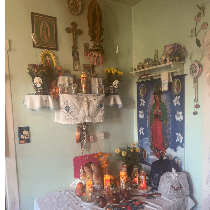 "Altar para mis hijos, padres, abuelitos y familiares que ya fallecieron".