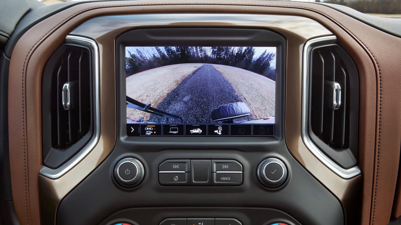 La capacidad de remolque de la nueva Chevrolet Silverado HD 2020 está complementada por 'habilidad de remolque' que llega como cortesía de un cúmulo de tecnologías concebidas para remolcar tráilers de con seguridad y eficiencia, entre el que se destaca el sistema avanzado de remolque (Advanced Trailer System) que ahora incluye una cámara que instalada en la parte posterior del remolque muestra que hay detrás del mismo en maniobras en retroceso (en la imagen). Entre el resto de los sistemas se encuentra:
<b> un asistente de freno de estacionamiento automático</b>, para ayudar a mantener la posición de la camioneta y elimina cualquier arrastre del vehículo cuando se engancha un tráiler, 
<b>asistencia de retención de posición estacionaria</b>, que mejora la retención del vehículo en pendientes mediante el esfuerzo de frenado en las cuatro ruedas para ayudar a mantener la camioneta en su lugar, y un 
<b>modo mejorado de remolque</b> que permanece activado en el siguiente ciclo de activación, dura hasta cuatro horas e incluye un recordatorio de que la función está activada.