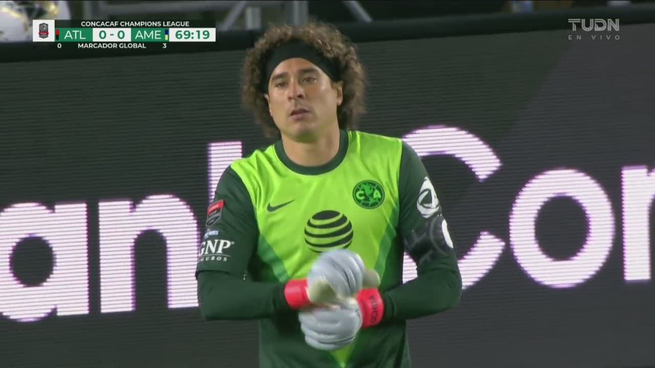 ¡Memo Ochoa le quita el gol al ‘Cubo’ Torres dos veces al hilo!