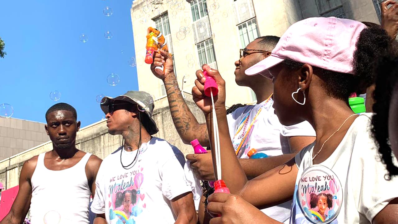 Niños y adultos soplaron burbujas de jabón para celebrar la corta vida de la pequeña Maleah.
