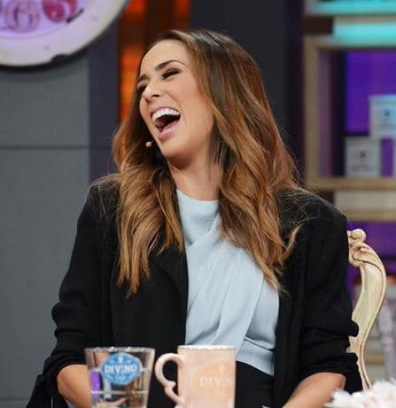 "[...] Vivía en unos departamentotes también... Entonces, mi regadera tenía un vidrio esmerilado que cuando compré ese departamento, pues era esmerilado no se ve nada, ¿no? Y además, mi departamento daba a la casa de Arath de la Torre y pues varios vecinos [...]", recordó Jacky.