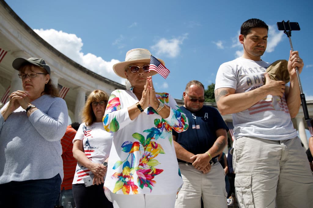 A nivel nacional se llevan a cabo grandes desfiles militares y también es un día tradicional para hacer asados y comidas al aire libre. A la celebración también se le llamó
<i>Decoration Day</i>. En la foto se ve un grupo de ciudadanos durante la celebración del Memorial Day en el Cementerio Nacional de Arlington.