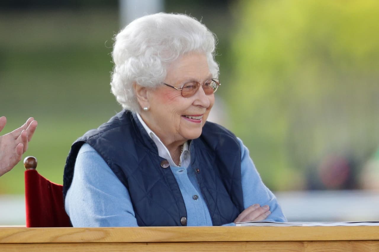 Esto hizo que la 
<b>familia real</b> se enfureciera, la 
<b>Reina Isabel II </b>no quiere ver ni en fotos al padre de 
<b>Meghan Markle</b> y este jueves se confirmó oficialmente que él no asistirá al evento. 
<br>