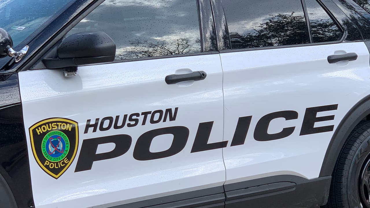 La policía identificó a la víctima como Joshua Pedraza. Dos de los sospechosos huyeron de la escena y otro resultó herido.