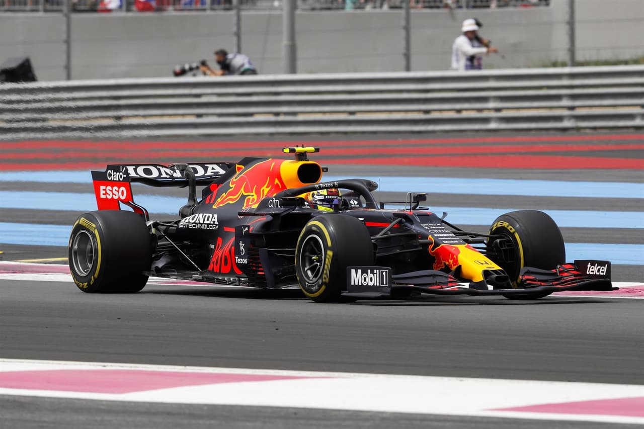 Sergio 'Checo' Pérez logra subir al podio en la Formula 1 junto a su compañero de Red Bull, Max Verstappen, y Lewis Hamilton. El mexicano llegó en tercera posición, mientas que el piloto británico se adjudicó la segunda plaza. El neerlandés fue campeón del Gran Premio de Francia y fue nombrado piloto del día.