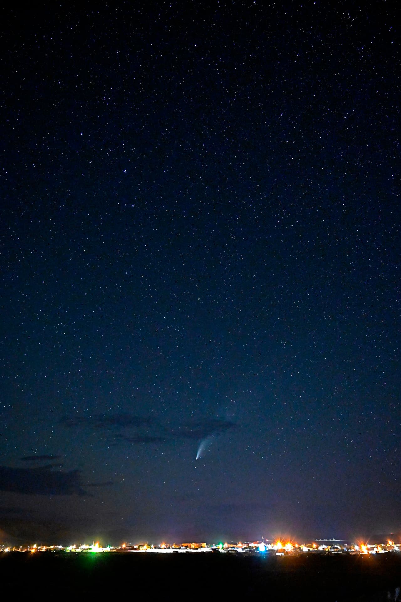 <a href="https://www.univision.com/noticias/ciencia/el-espectacular-cometa-neowise-se-acercara-como-nunca-a-la-tierra-y-pasaran-6-000-anos-antes-de-que-se-le-pueda-volver-a-ver-video">Neowise</a> pasando sobre Goldfield, Nevada, la noche del 18 de julio. "Es bastante raro ver tan bien las cometas. El último que se vio a simple vista fue Hale-Bopp en 1997", dijo la astrónoma Lucie Maquet, del Observatorio de París-PSL.