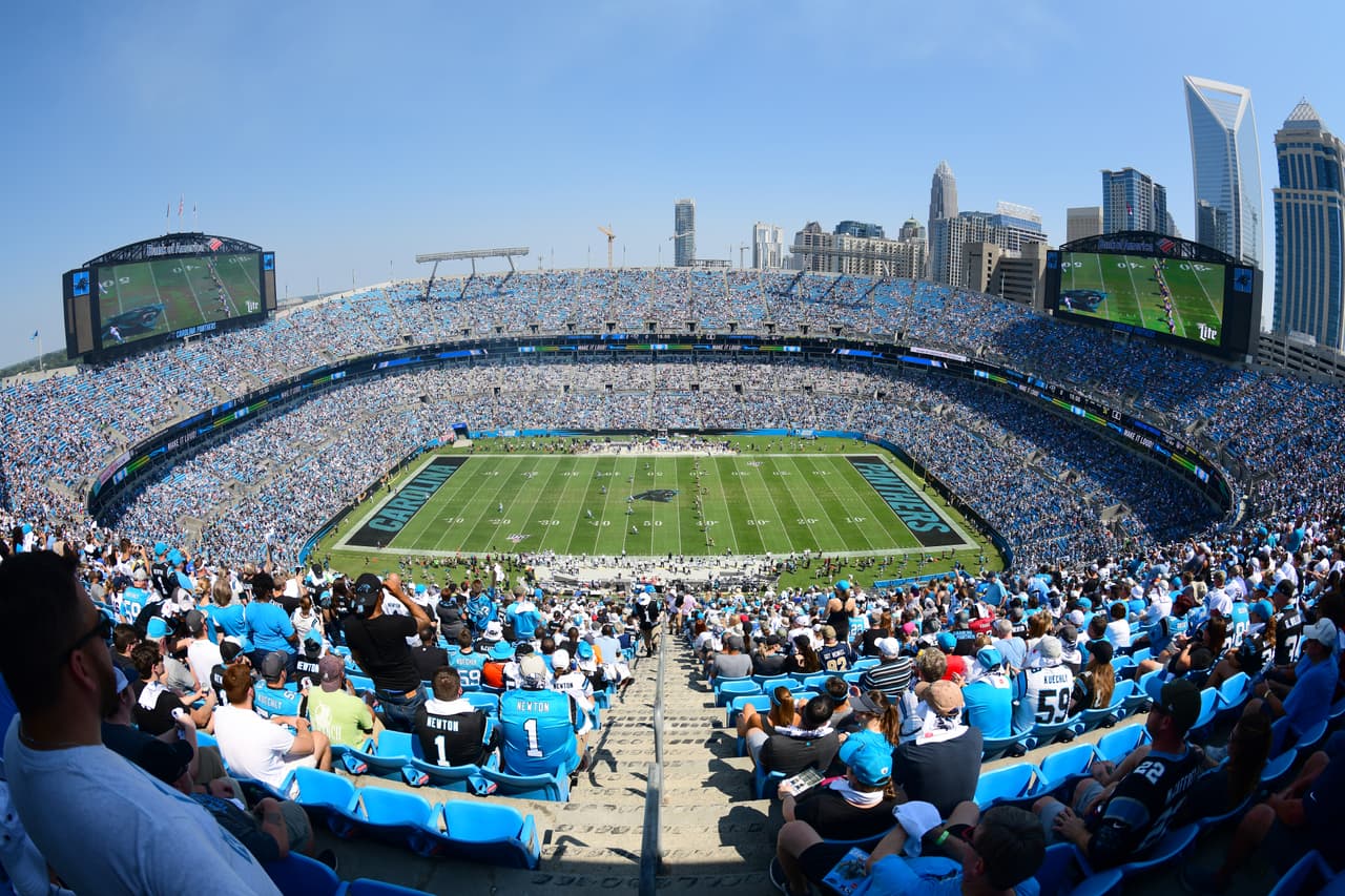 Una vista general para el partido entre Carolina Panthers y Los Angeles Rams en el Bank of America Stadium.