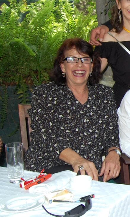 "Ya han pasado 15 años de la detención de la hija de la primera actriz Regina Torné. Esto fue el 24 de enero de 2006 y estamos hablando de 15 años a la distancia, y al escuchar el tema Santa Martha Acatitla, que es una de las prisiones de máxima seguridad para las mujeres, 
<b><a href="https://www.youtube.com/watch?v=QP9OVgXr_aA&feature=emb_title" target="_blank">pues 'YosStop' hoy es compañera de prisión</a></b> , porque las dos están en Santa Marta Acatitla, de la hija de Regina Torné", contó Angélica Palacios en su canal de YouTube.
<br>