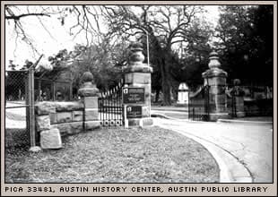 El cementerio de Oakwood en Austin data del siglo XIX y es el más antiguo de la ciudad. Varios tejanos notables están enterrados allí, incluidas las víctimas de uno de los primeros asesinos en serie estadounidenses: el Aniquilador de sirvientas de Austin.
<br>
<br>El nombre se le dio a un asesino en serie que mató a siete mujeres a fines de 1884.
<br>
<br>Algunas personas han capturado imágenes de supuestos fantasmas encima de tumbas. Otras personas visitan la tumba de un niño de 5 años que tiene una estatua de bronce colocada sobre ella y aseguran que está embrujada.