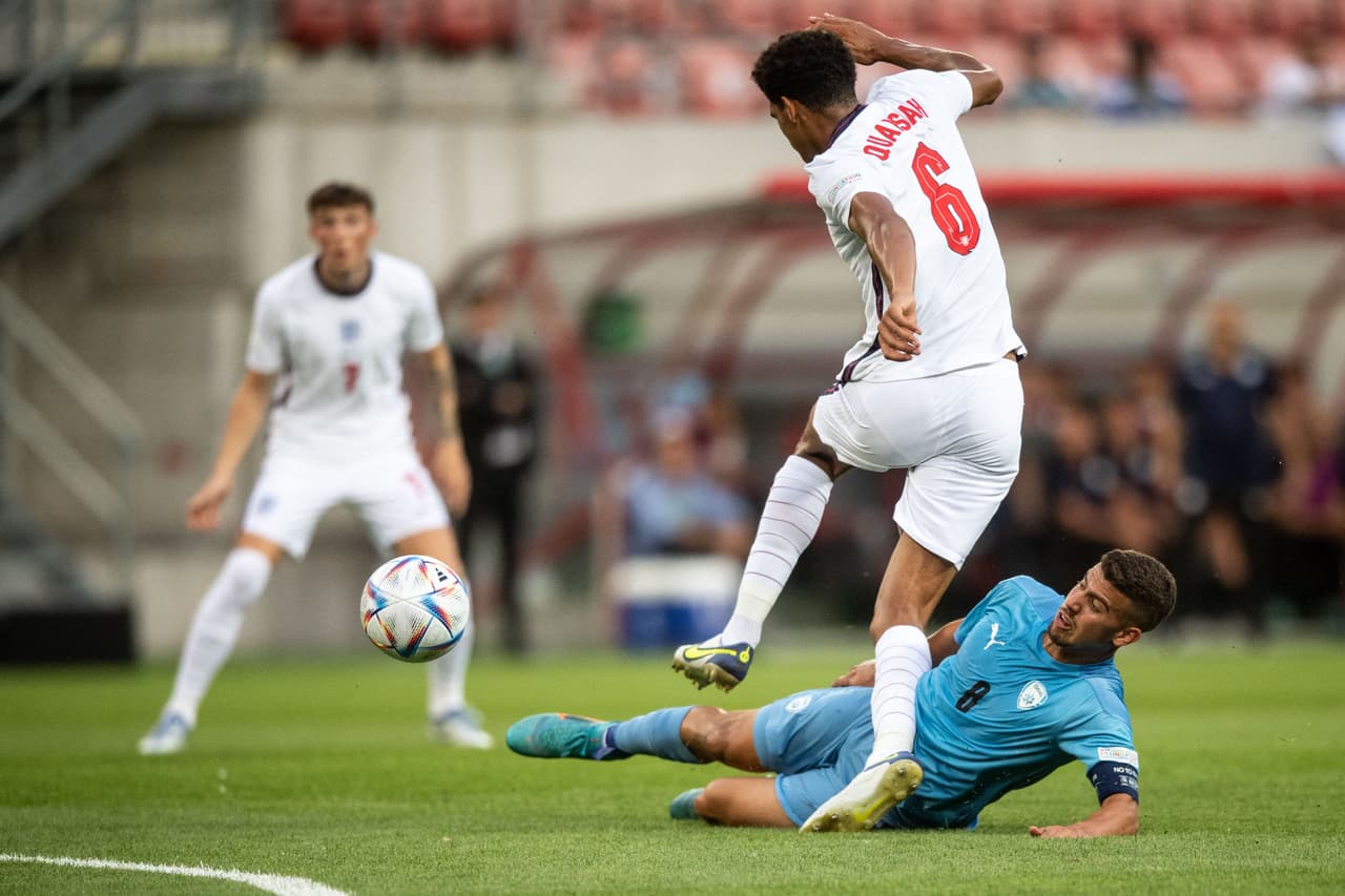Inglaterra le remontó a Israel y lo derrotó 1-3 en tiempos extra con goles de Callum Doyle, Carney Chukwuemeka y Aaron Ramsey para coronarse en el Campeonato Europeo Sub-19.