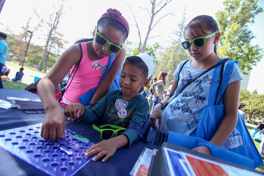 Como todos los años, Univision realizó su ya tradicional Feria de la Educación, el 15 de octubre de 2016, por primera vez en los terrenos de CalState Northridge. Decenas de miles de padres e hijos asistieron al mayor evento educativo de la comunidad hispana estadounidense.