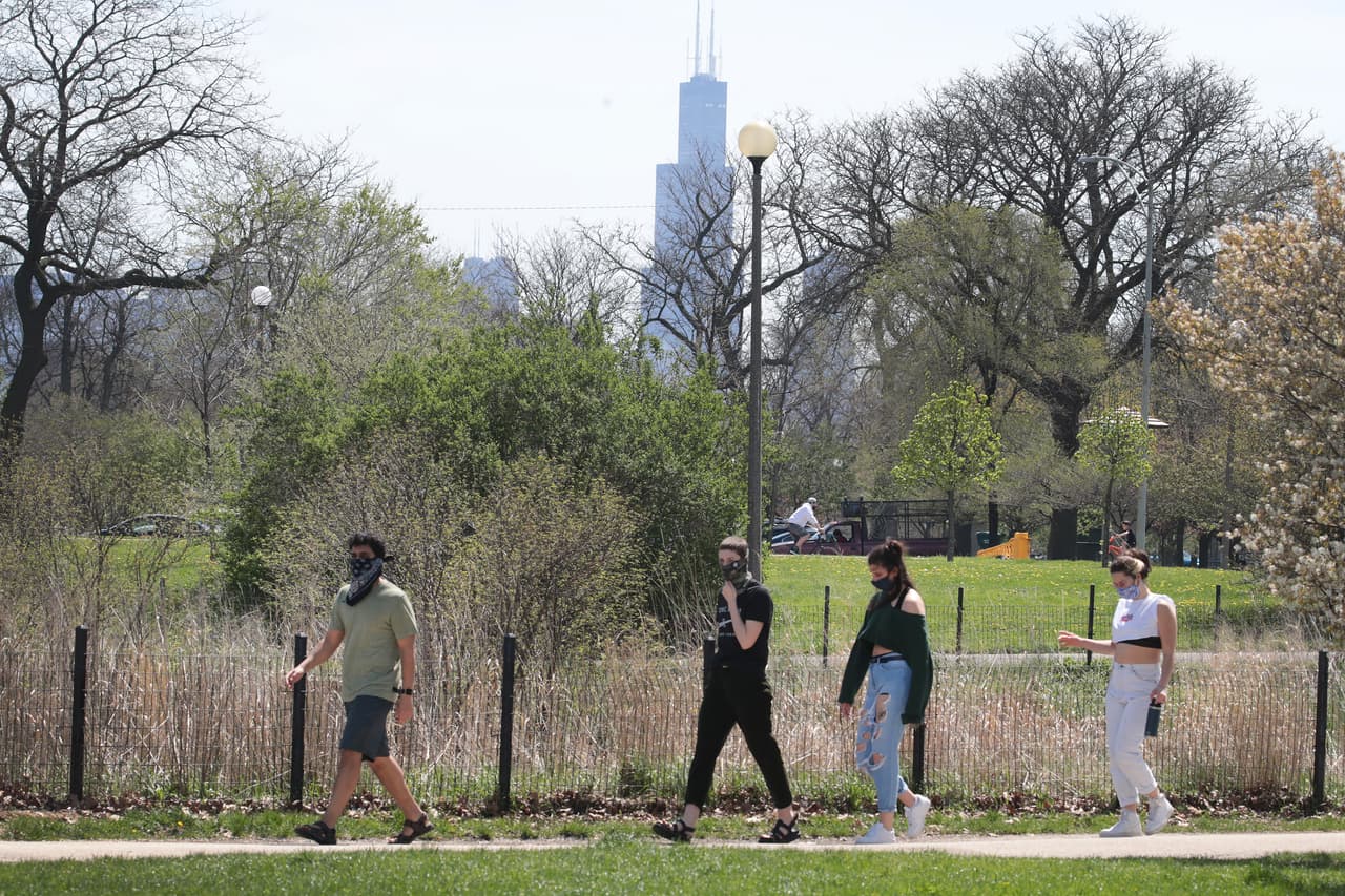 El gobernador J.B. Pritzker detalló que la economía del estado volverá a la normalidad en cinco fases. La ciudad de Chicago se encuentra actualmente en la Fase 2, después de seis semanas de la orden de permanecer en casa. 
<br>