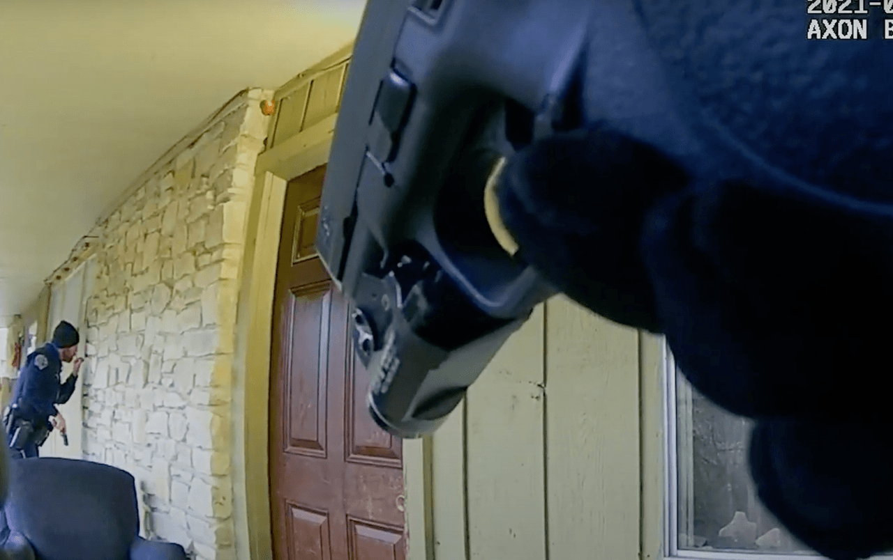 “Estoy aterrada en el cuarto”: Narran momentos de terror en que hombre mantiene a hispana como rehén 