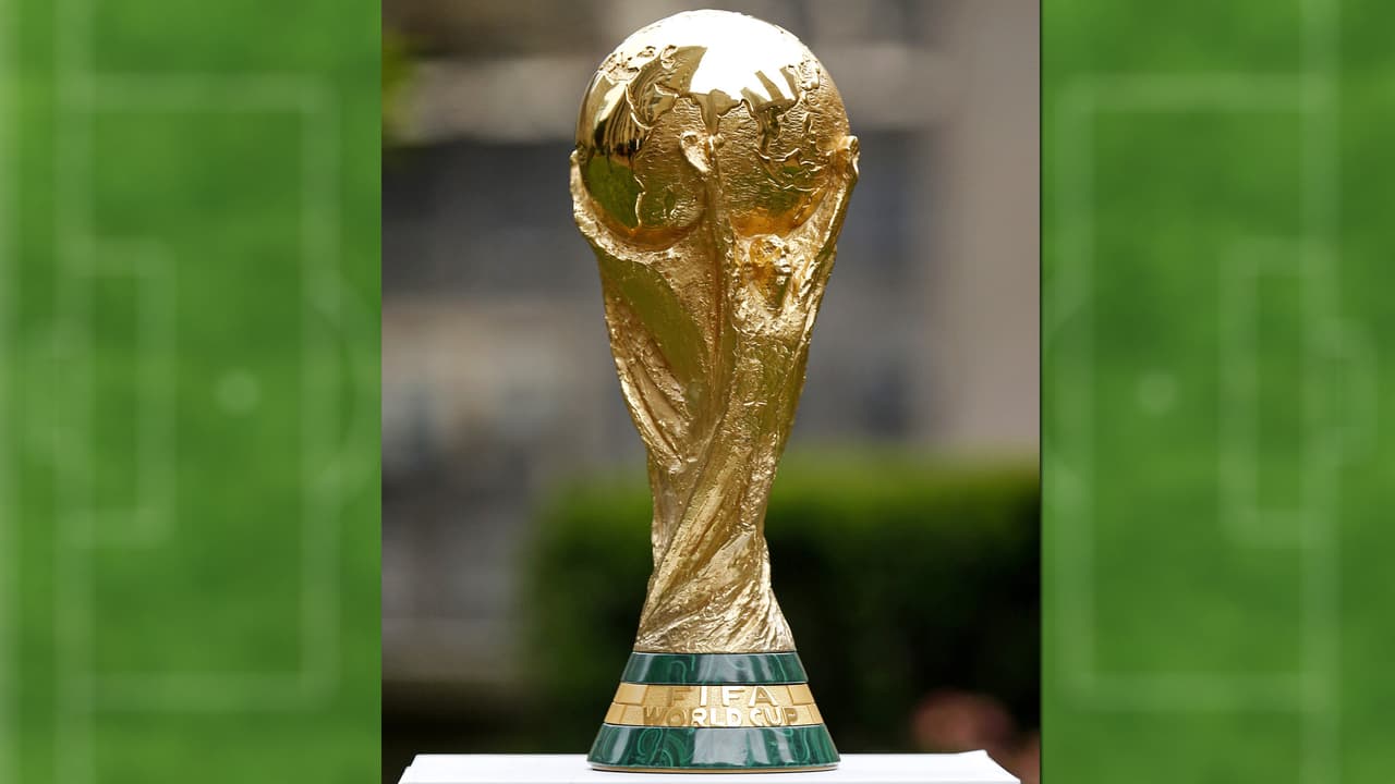 Messi y Cristiano Ronaldo lucharán por ella, y antes de aterrizar en Qatar la Copa del Mundo llega a Dallas como parte del 
<a href="https://www.fifa.com/fifaplus/en/tournaments/mens/worldcup/qatar2022/fifaworldcuptrophytour" target="_blank">FIFA World Cup Trophy Tour</a>. En la fotografía, el trofeo es exhibido el jueves 16 de junio de 2022, en Nueva York.