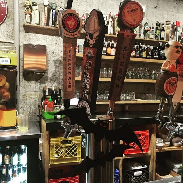 Para aquellos que gusten de la cerveza, pero gustan de comer saludable este es su lugar. Artisan Kitchen and Bar ofrece las cervezas artesanales locales que buscas y ofrece un menú de platos pequeños. El restaurante está ubicado en el 658 Crandon Boulevard, Key Biscayne. www.artisankitchenandbar.com