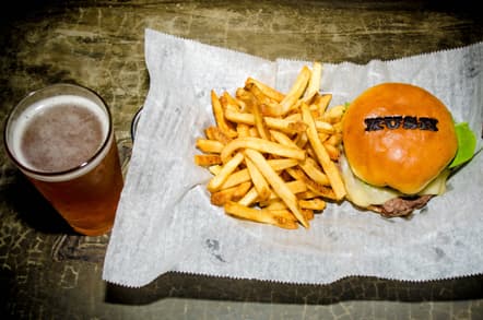 Kush by Lokal, ubicado en el 2003 de la avenida North Miami es un restaurante y gastropub especializado en hamburguesas y cerveza fría. El sitio ofrece la cerveza artesanal local, incluyendo algunas que solo encontrarás en este lugar. www.kushwynwood.com