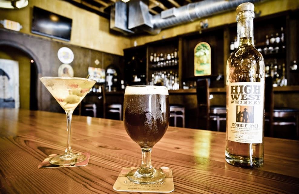 The Abbey Brewing Company ofrece una gran selección de cervezas que no están disponibles en la mayoría de los restaurantes. Algunas de las cervezas que ofrecen tienen un toque de chocolate oscuro, caramelo tostado y pasas caramelizadas. Si esto te llamó la atención, pasa por el 1115 y la calle 16 en Miami Beach. www.abbeybrewinginc.com