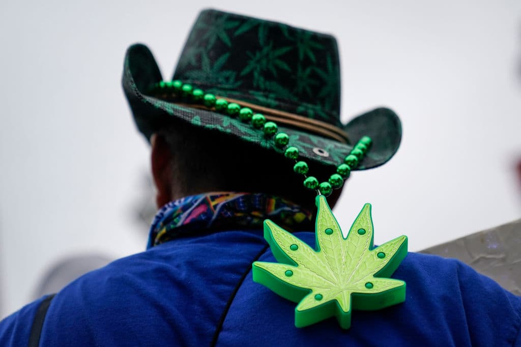 Imagen de archivo de un manifestante pro-legalización del cannabis en Charleston, Carolina del sur, en febrero de este año.