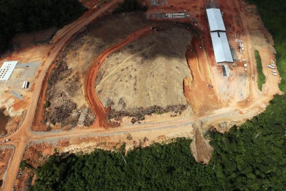 Según explicó el grupo Norte Energía, que se adjudicó el contrato para la construcción y operación de la que debe ser la tercera mayor hidroeléctrica del mundo, las obras fueron suspendidas por motivos de seguridad tras la ocupación por parte de unos 80 indígenas y pescadores del área en que fue construida una pequeña presa provisional para desviar las aguas del río Xingú.