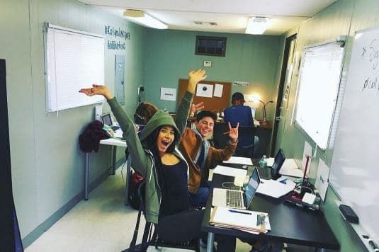 Pero a pesar de los ensayos y las fuertes jornadas, siempre hay tiempo para estudiar. Los más chicos de la competencia toman sus clases a diario.