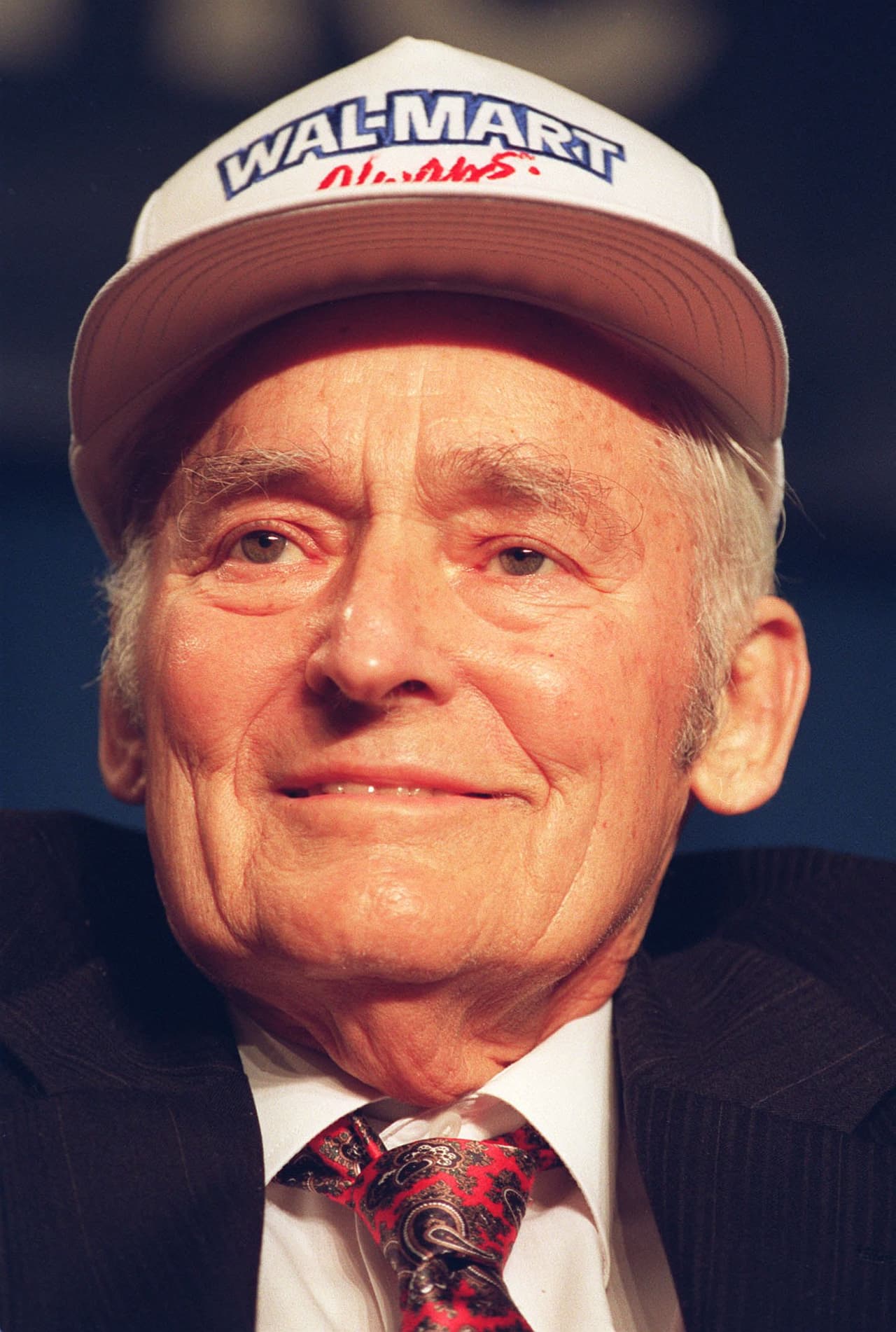 <b>Sam Walton, Walmart.</b>
<br>
<br>Walton abrió una pequeña tienda en Arkansas con la idea de atraer clientes ofreciendo los precios más bajos posibles. Esa idea se convirtió en Walmart, uno de los modelos comerciales más exitosos de todos los tiempos, y que reinventó la experiencia en la venta minorista en todo el mundo.
<br>