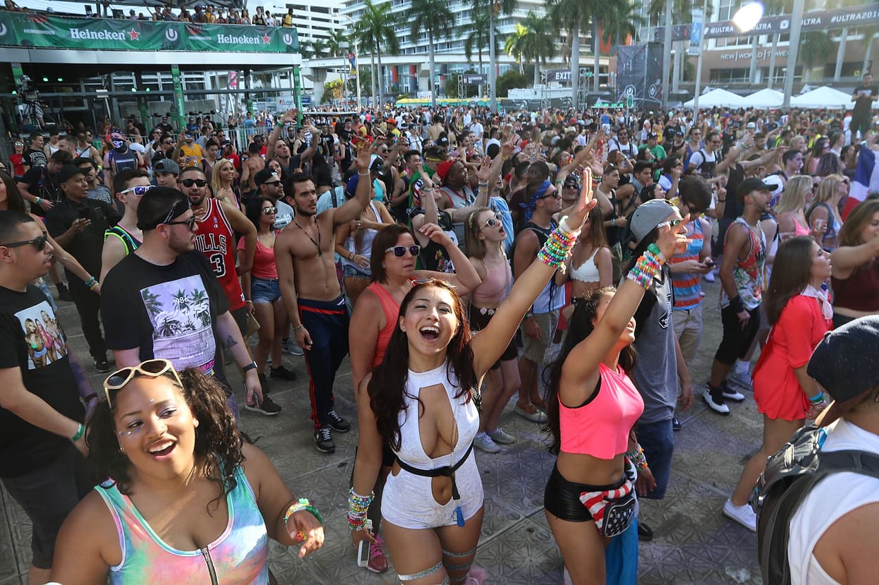 Aparentemente también se cambió una claúsula que decretaba que para cancelar el contrato se necesitaba una decisión unánime de la Comisión.
<br>