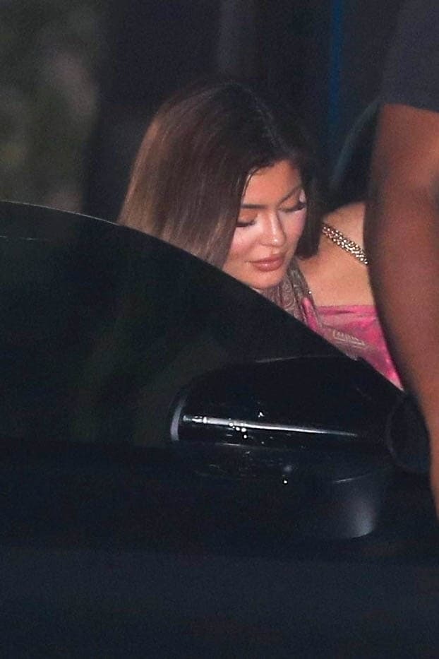 Kylie Jenner, por su parte, utilizó una blusa color fucsia, cruzada en el pecho, que llevaba dentro de unos jeans de mezclilla azules.