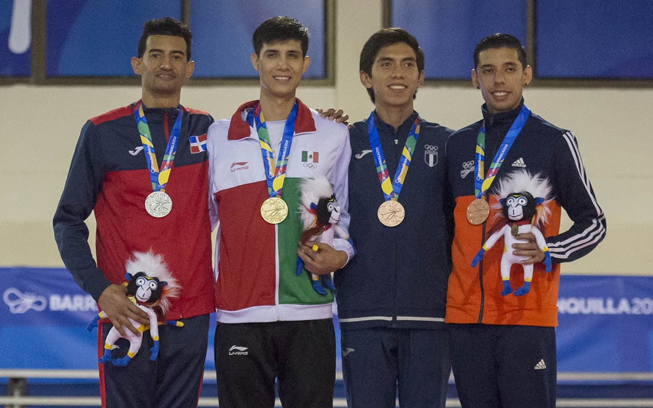 César Rodríguez (centro, izquierda) también logró oro en el taekwondo categoría -54 kilogramos.
